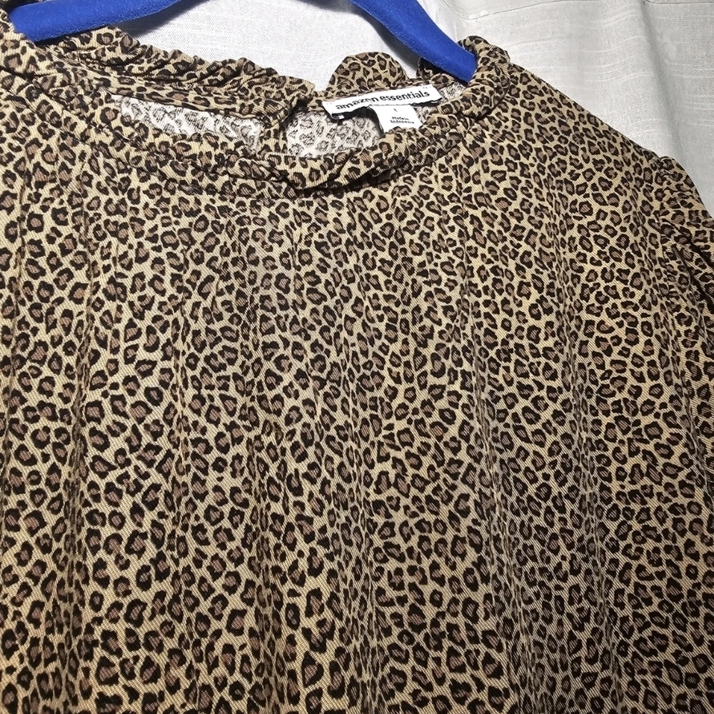 Amazon Essentials Tan Leopard-Print Short Sleeve Blouse - Picture 4 of 5